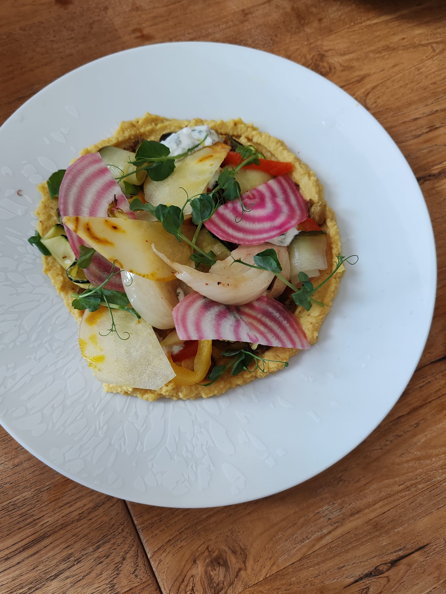 Houmous et légumes de saison